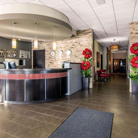 Econo Lodge Inn & Suites Saint Apollinaire Екстериор снимка