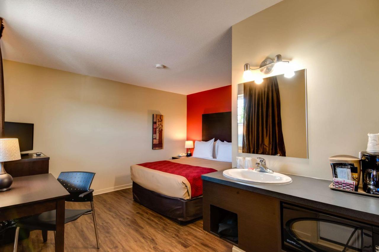 Econo Lodge Inn & Suites Saint Apollinaire Екстериор снимка