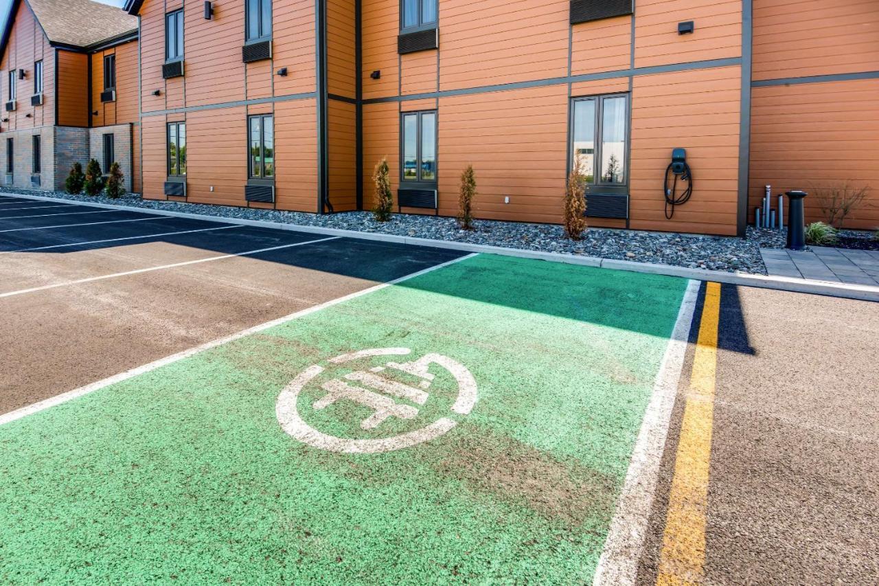 Econo Lodge Inn & Suites Saint Apollinaire Екстериор снимка