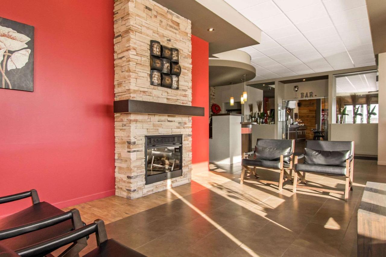 Econo Lodge Inn & Suites Saint Apollinaire Екстериор снимка
