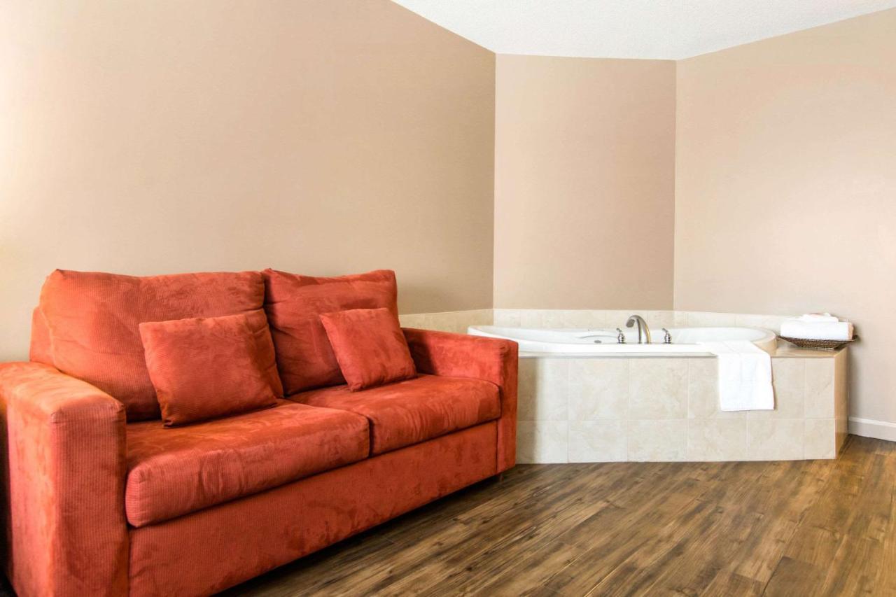Econo Lodge Inn & Suites Saint Apollinaire Екстериор снимка