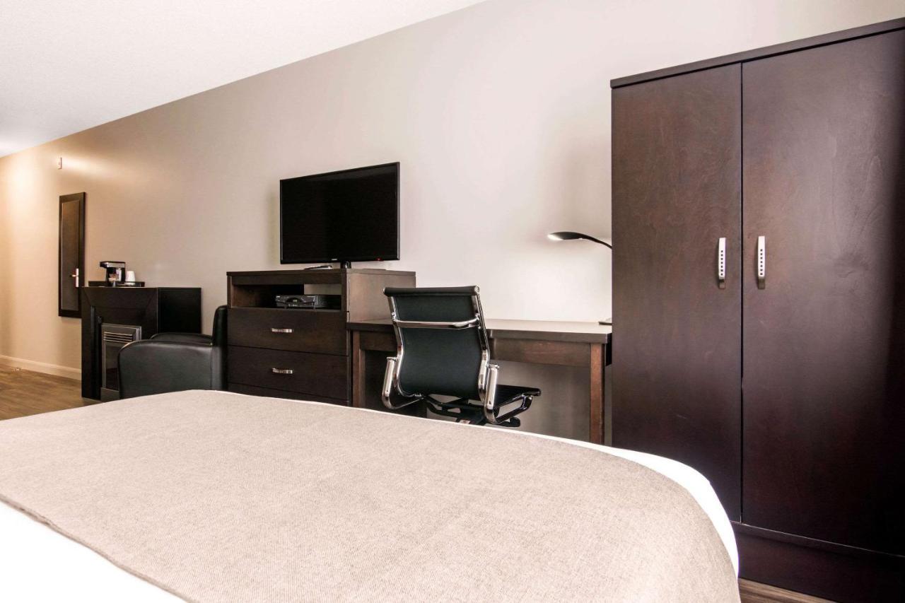 Econo Lodge Inn & Suites Saint Apollinaire Екстериор снимка