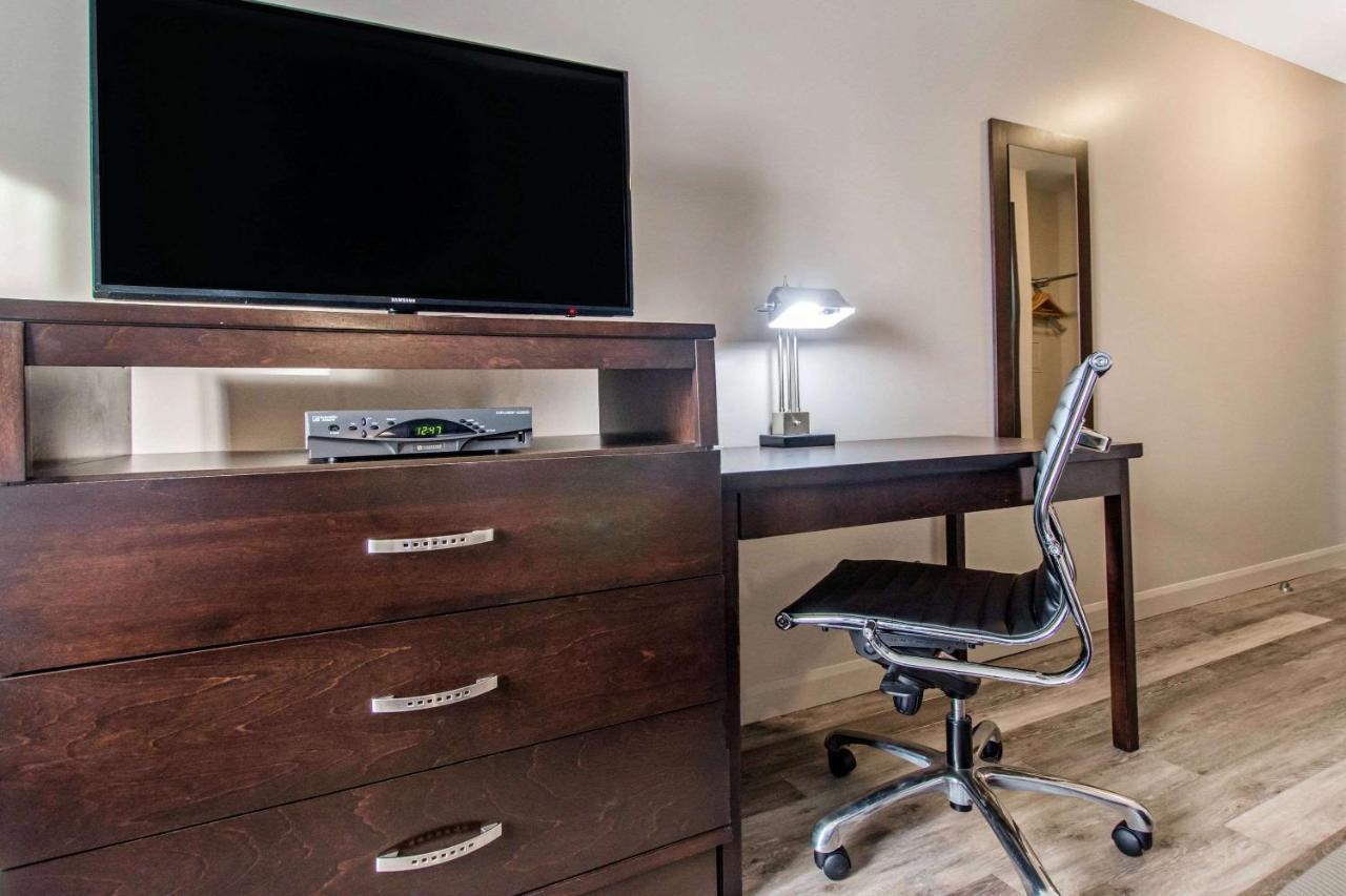 Econo Lodge Inn & Suites Saint Apollinaire Екстериор снимка