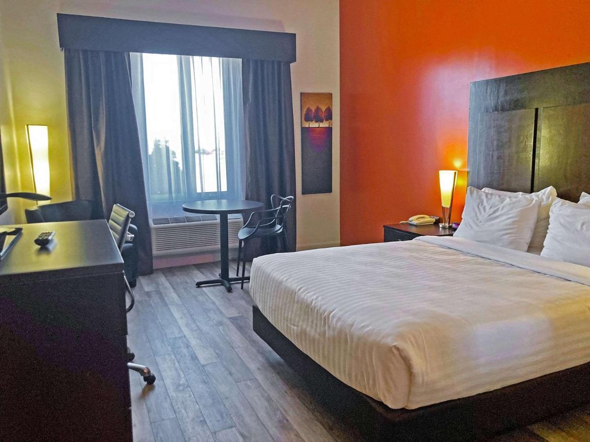 Econo Lodge Inn & Suites Saint Apollinaire Екстериор снимка