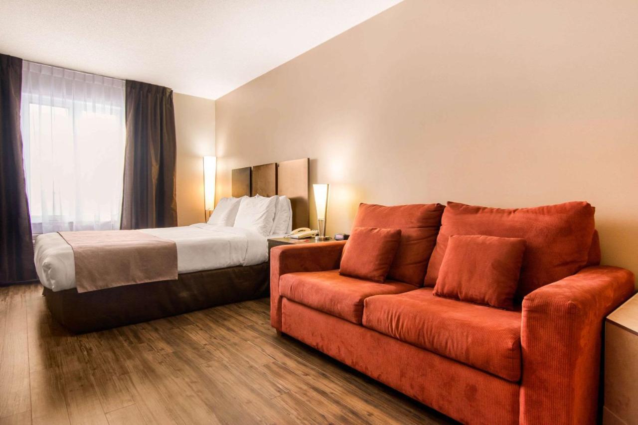 Econo Lodge Inn & Suites Saint Apollinaire Екстериор снимка