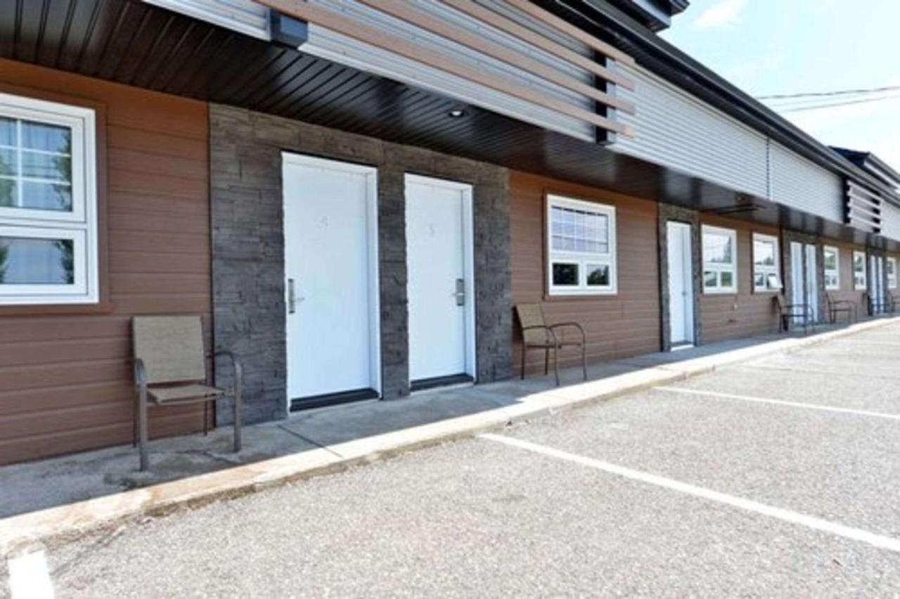 Econo Lodge Inn & Suites Saint Apollinaire Екстериор снимка