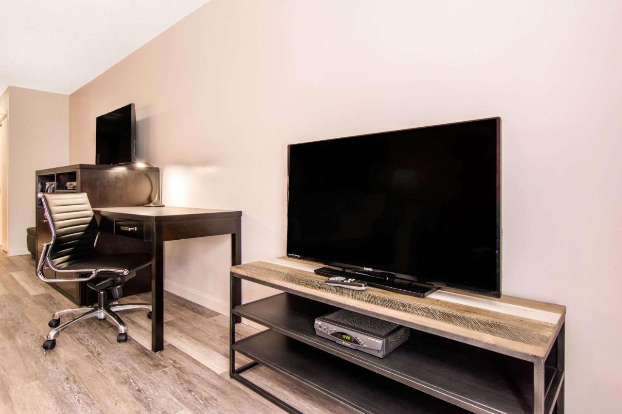 Econo Lodge Inn & Suites Saint Apollinaire Екстериор снимка