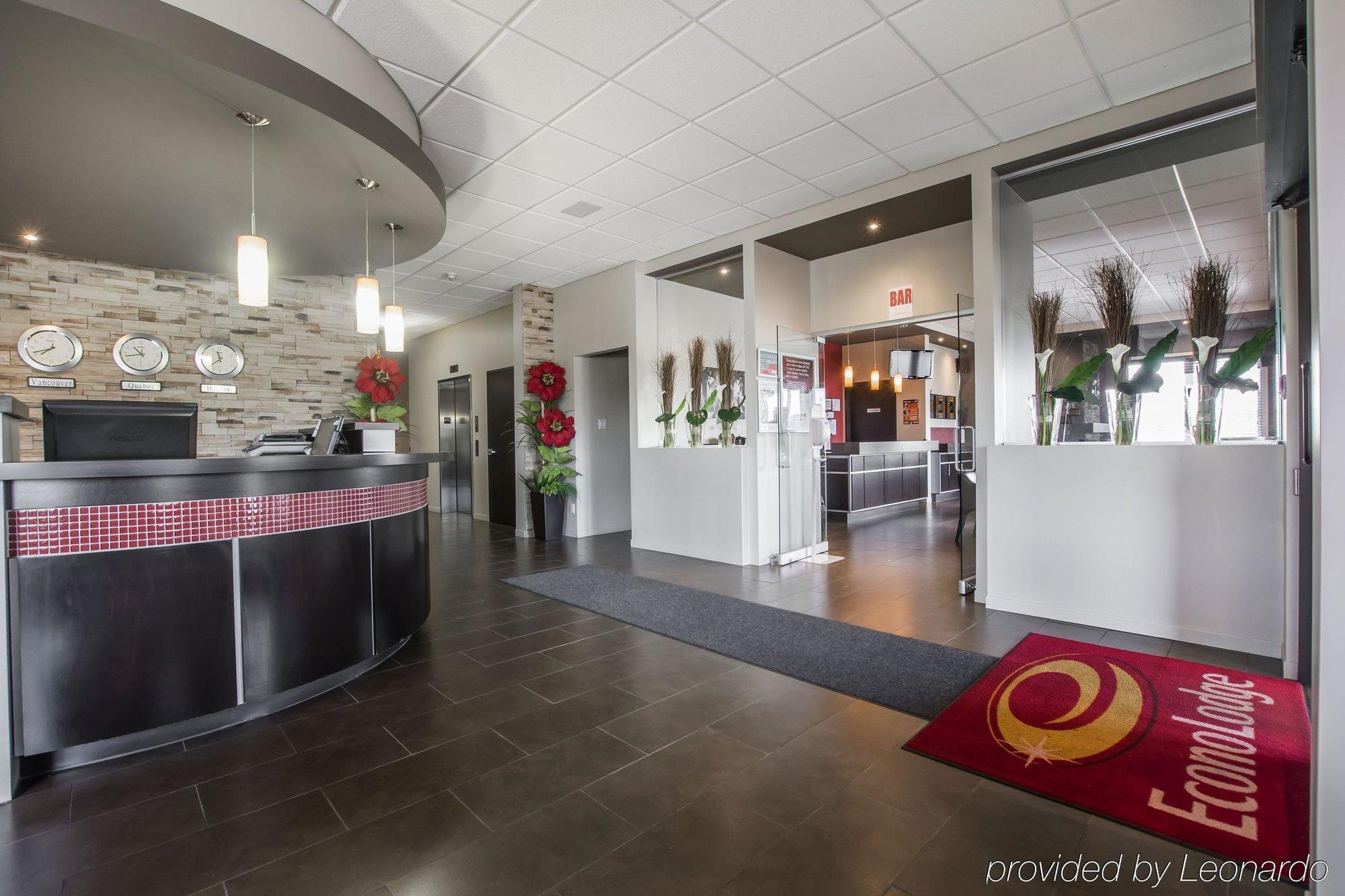 Econo Lodge Inn & Suites Saint Apollinaire Екстериор снимка