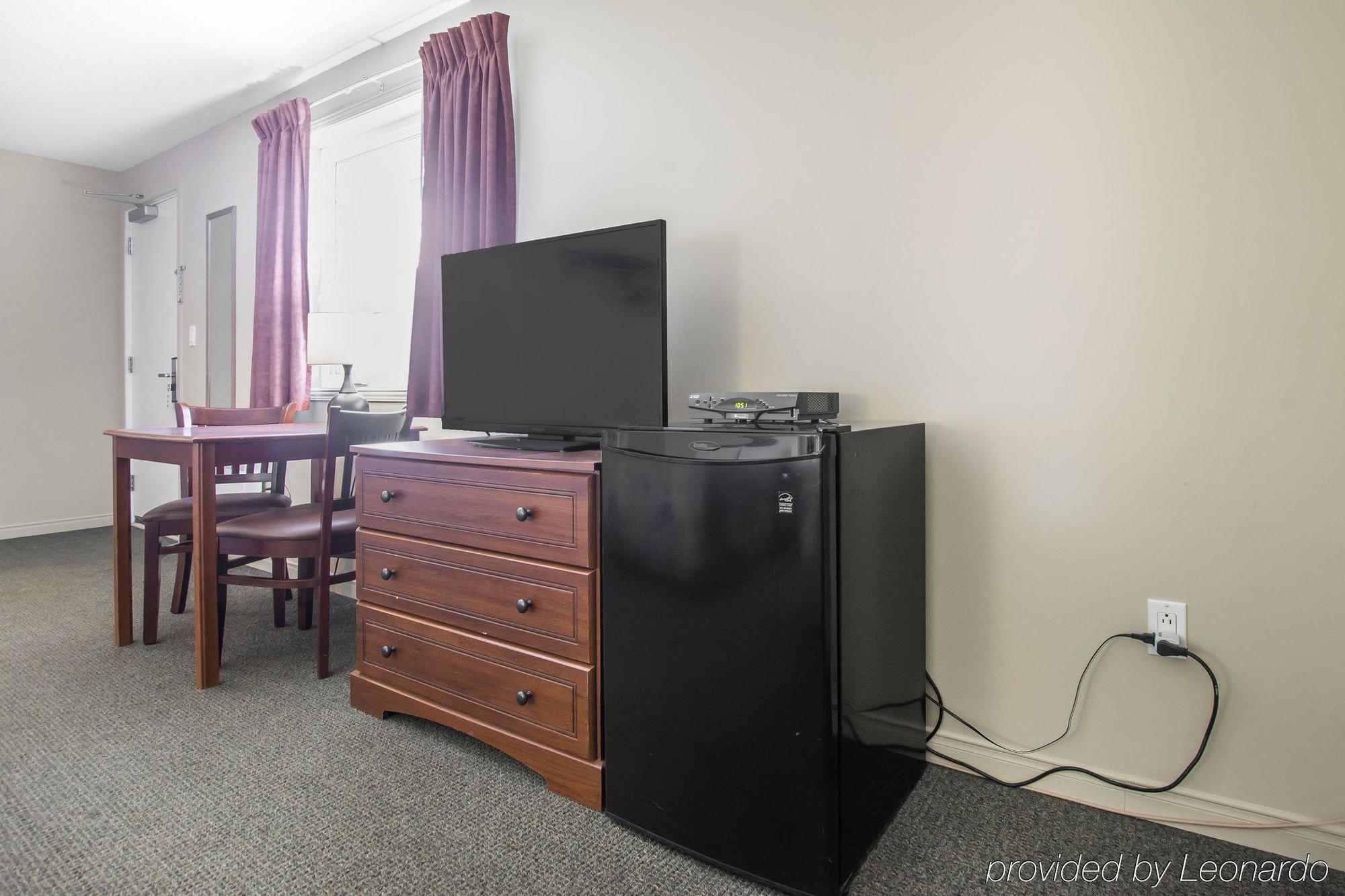 Econo Lodge Inn & Suites Saint Apollinaire Екстериор снимка