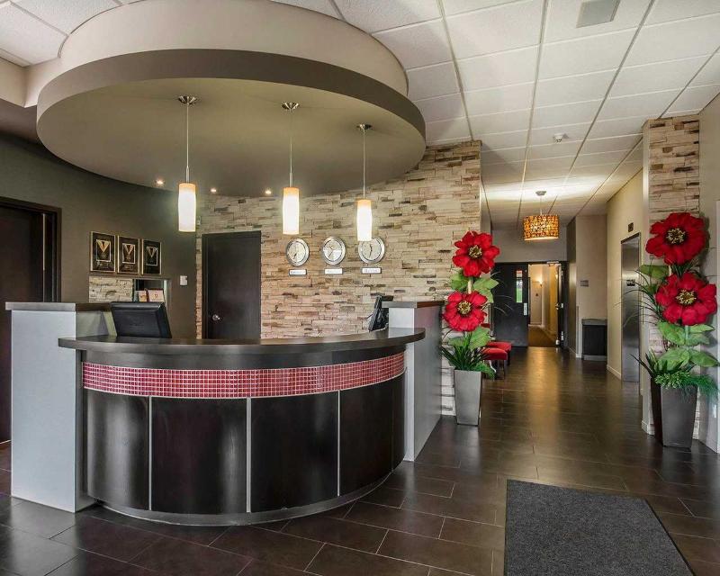 Econo Lodge Inn & Suites Saint Apollinaire Екстериор снимка