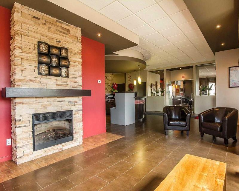 Econo Lodge Inn & Suites Saint Apollinaire Екстериор снимка