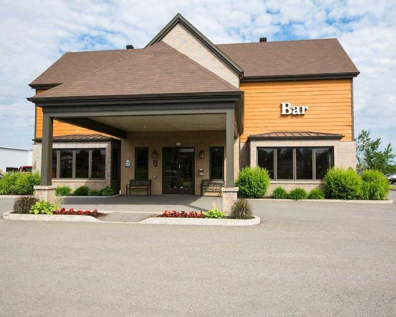 Econo Lodge Inn & Suites Saint Apollinaire Екстериор снимка