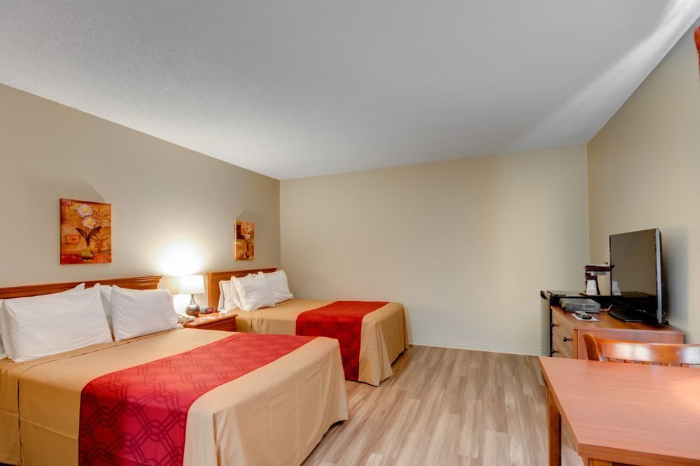 Econo Lodge Inn & Suites Saint Apollinaire Екстериор снимка