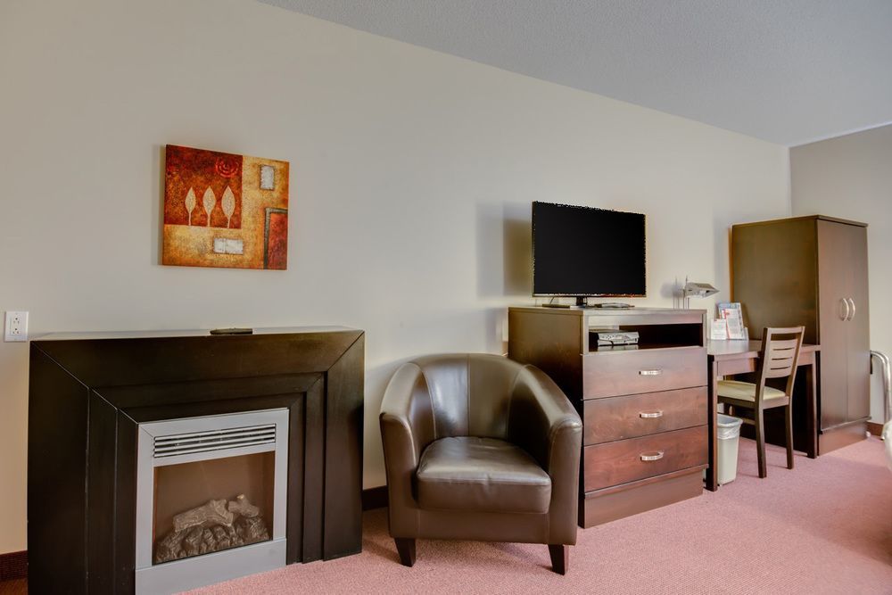 Econo Lodge Inn & Suites Saint Apollinaire Екстериор снимка