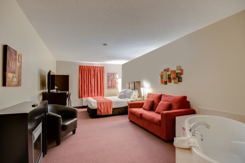 Econo Lodge Inn & Suites Saint Apollinaire Екстериор снимка
