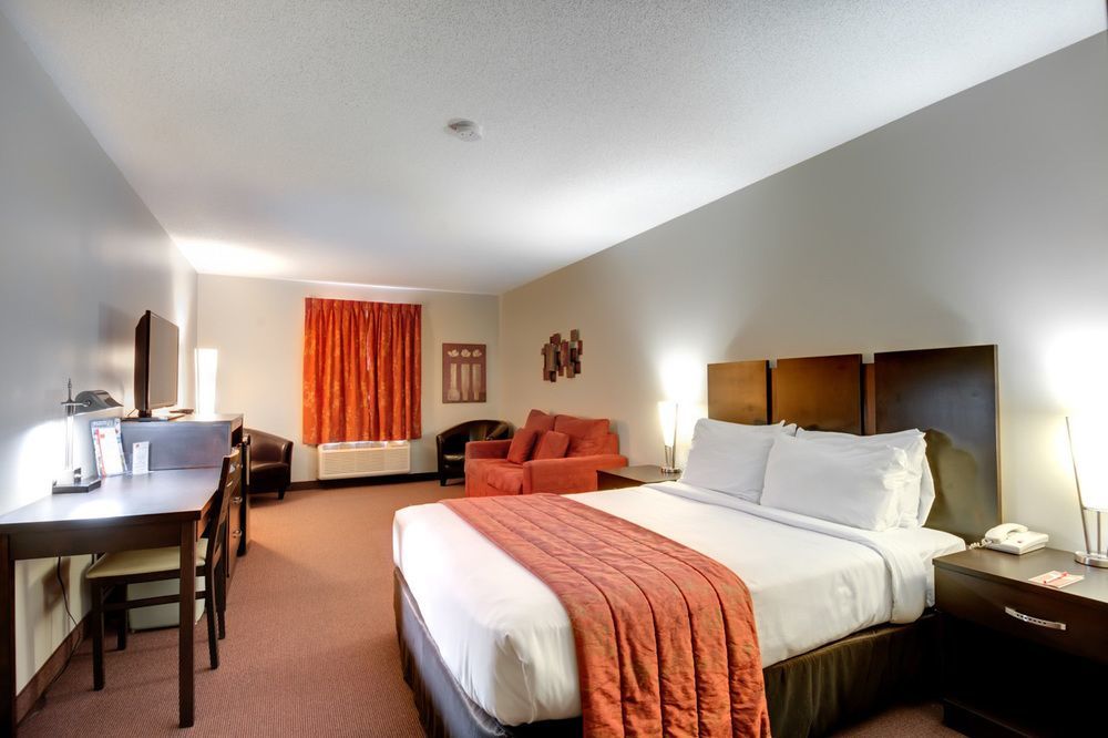 Econo Lodge Inn & Suites Saint Apollinaire Екстериор снимка