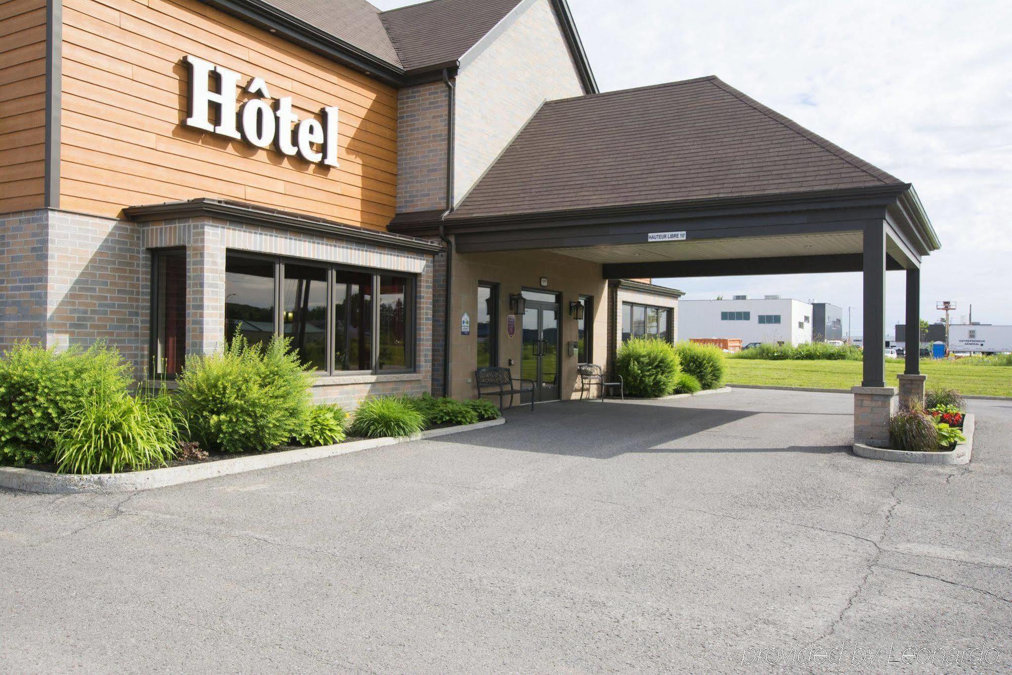 Econo Lodge Inn & Suites Saint Apollinaire Екстериор снимка