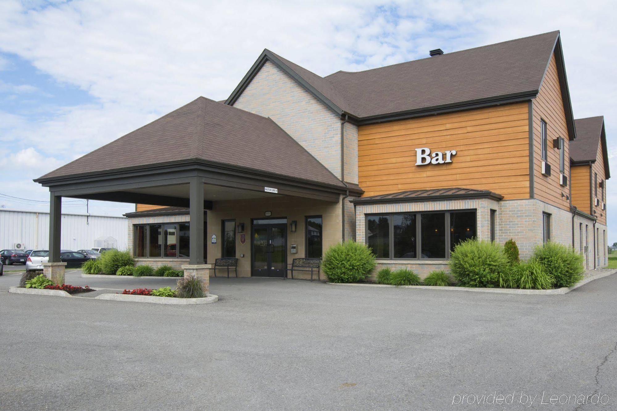 Econo Lodge Inn & Suites Saint Apollinaire Екстериор снимка