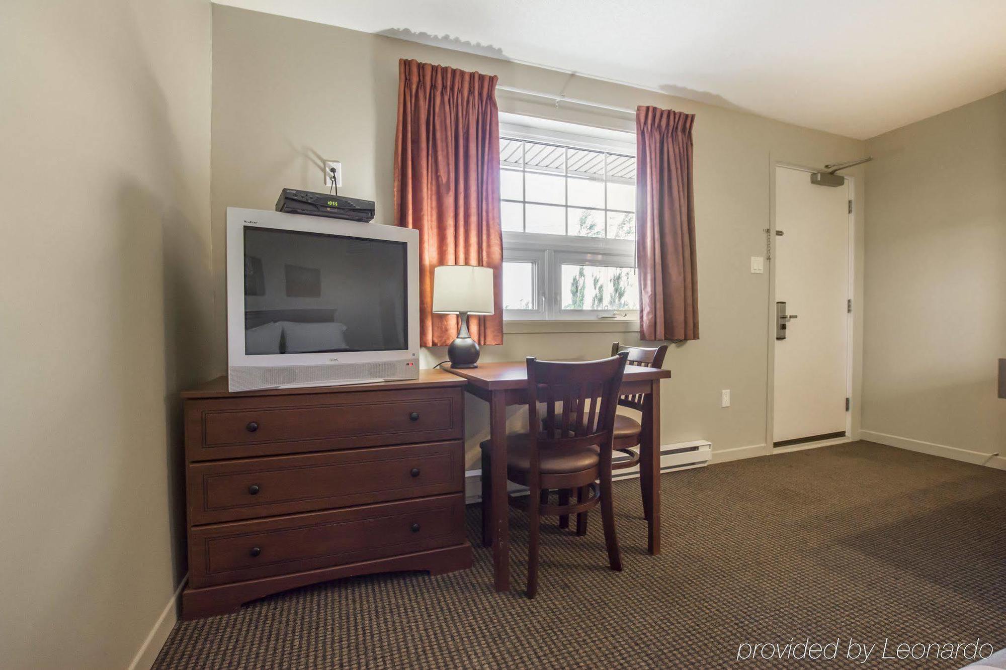 Econo Lodge Inn & Suites Saint Apollinaire Екстериор снимка