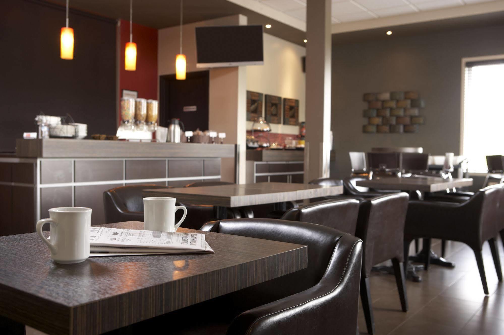 Econo Lodge Inn & Suites Saint Apollinaire Екстериор снимка