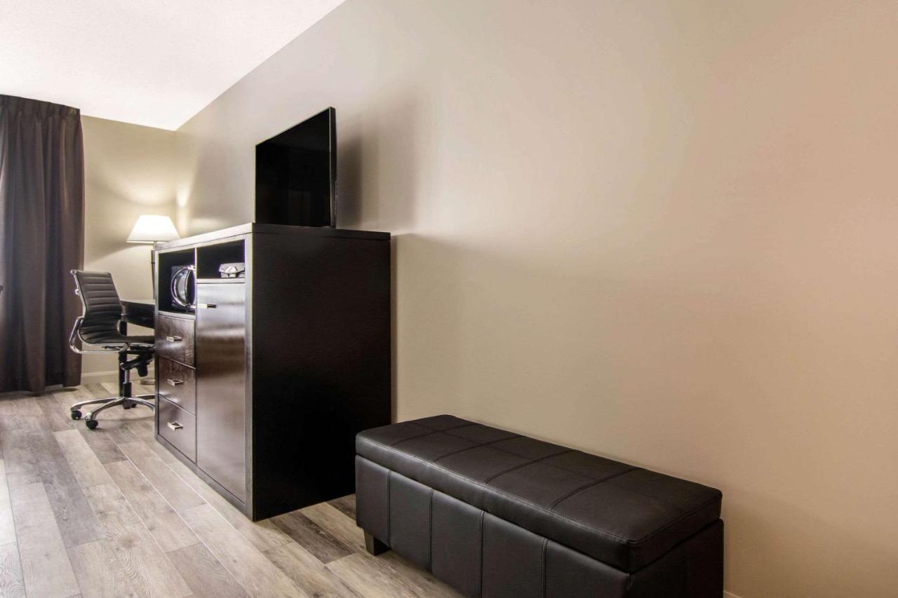 Econo Lodge Inn & Suites Saint Apollinaire Екстериор снимка