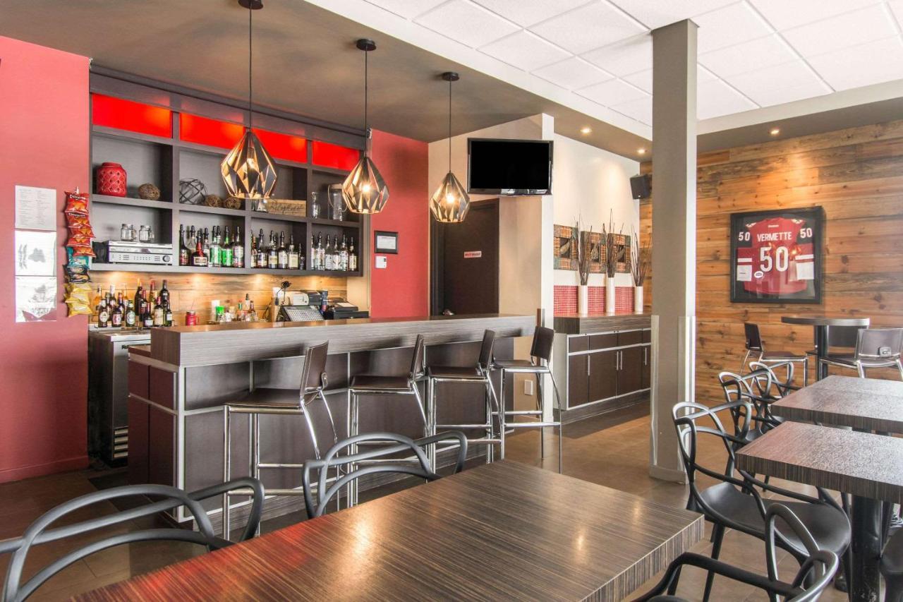 Econo Lodge Inn & Suites Saint Apollinaire Екстериор снимка