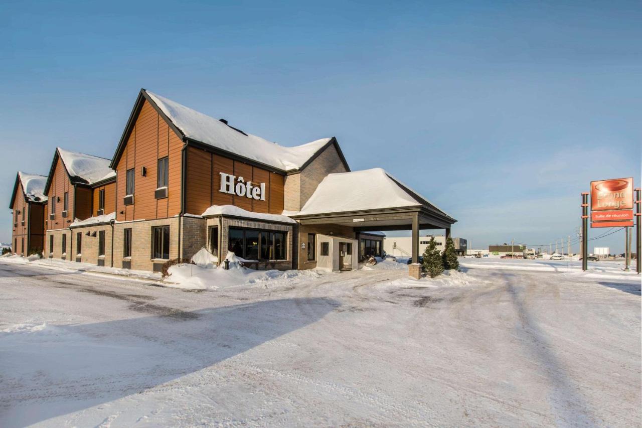 Econo Lodge Inn & Suites Saint Apollinaire Екстериор снимка