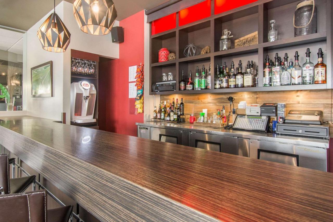 Econo Lodge Inn & Suites Saint Apollinaire Екстериор снимка
