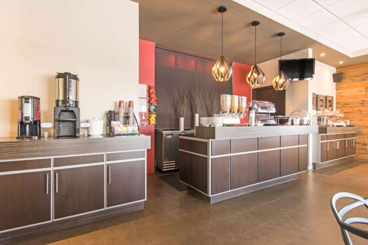 Econo Lodge Inn & Suites Saint Apollinaire Екстериор снимка