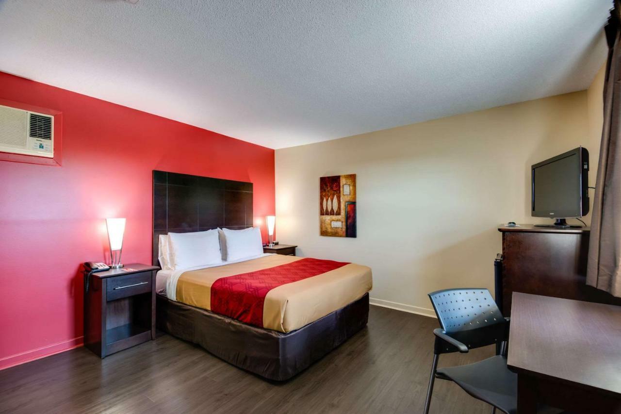 Econo Lodge Inn & Suites Saint Apollinaire Екстериор снимка