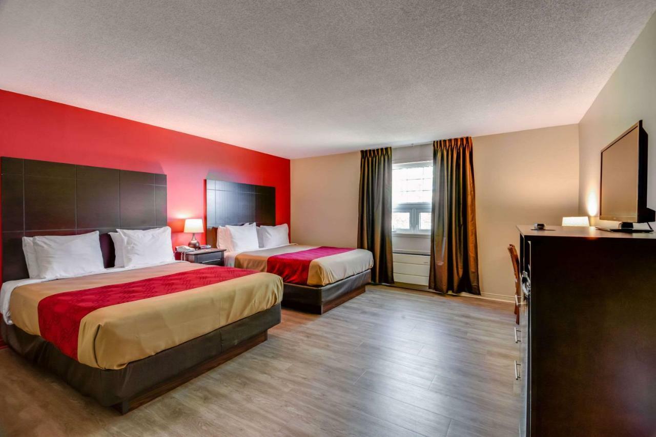 Econo Lodge Inn & Suites Saint Apollinaire Екстериор снимка