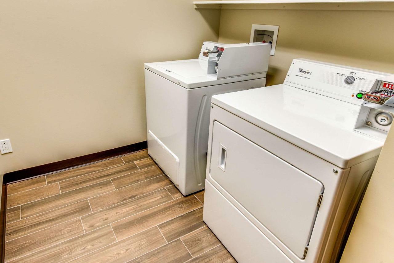 Econo Lodge Inn & Suites Saint Apollinaire Екстериор снимка