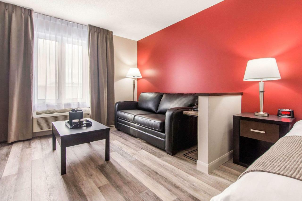 Econo Lodge Inn & Suites Saint Apollinaire Екстериор снимка