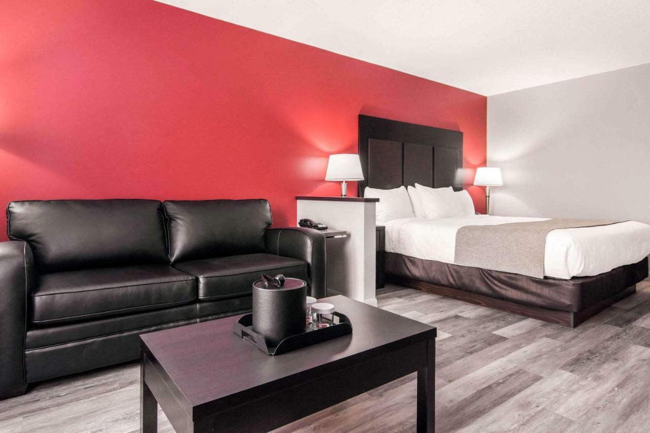 Econo Lodge Inn & Suites Saint Apollinaire Екстериор снимка